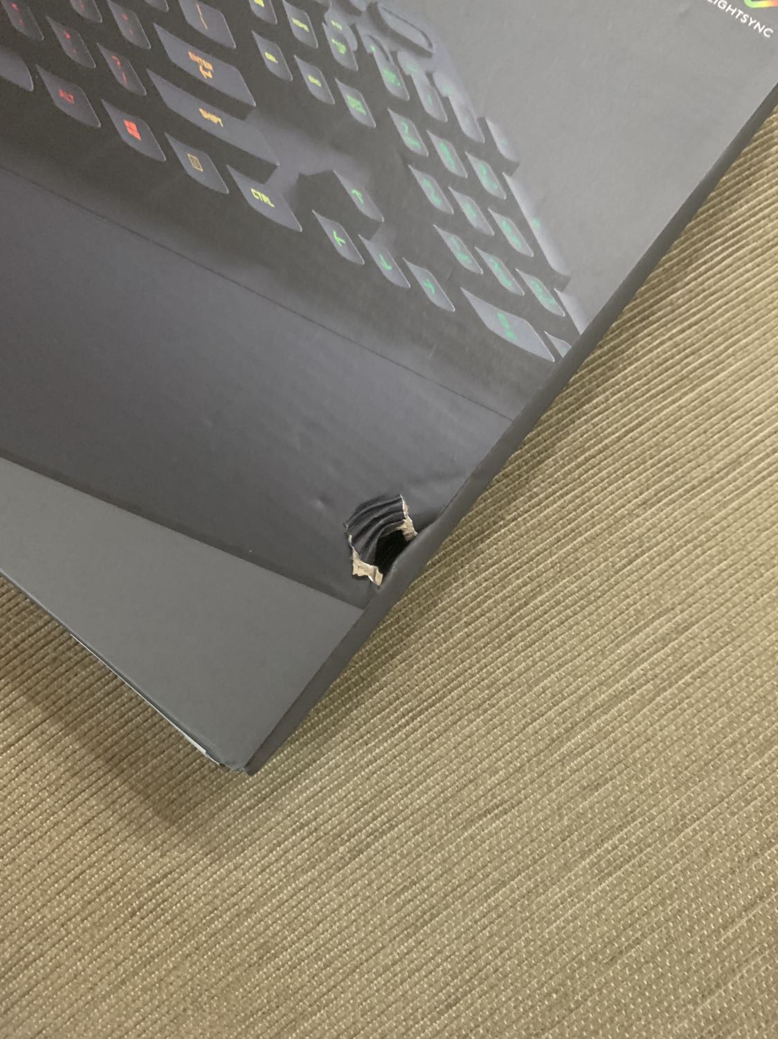 Gói hàng sơ sài, ship tới đã lủng cái hộp giấy hên là bàn phím không sao, tiki nên xem lại cách đóng gói nếu không sẽ mất khách, trước đây đóng gói bên tiki rất đẹp và chỉnh chu nhưng càng ngày càng giảm chất lượng