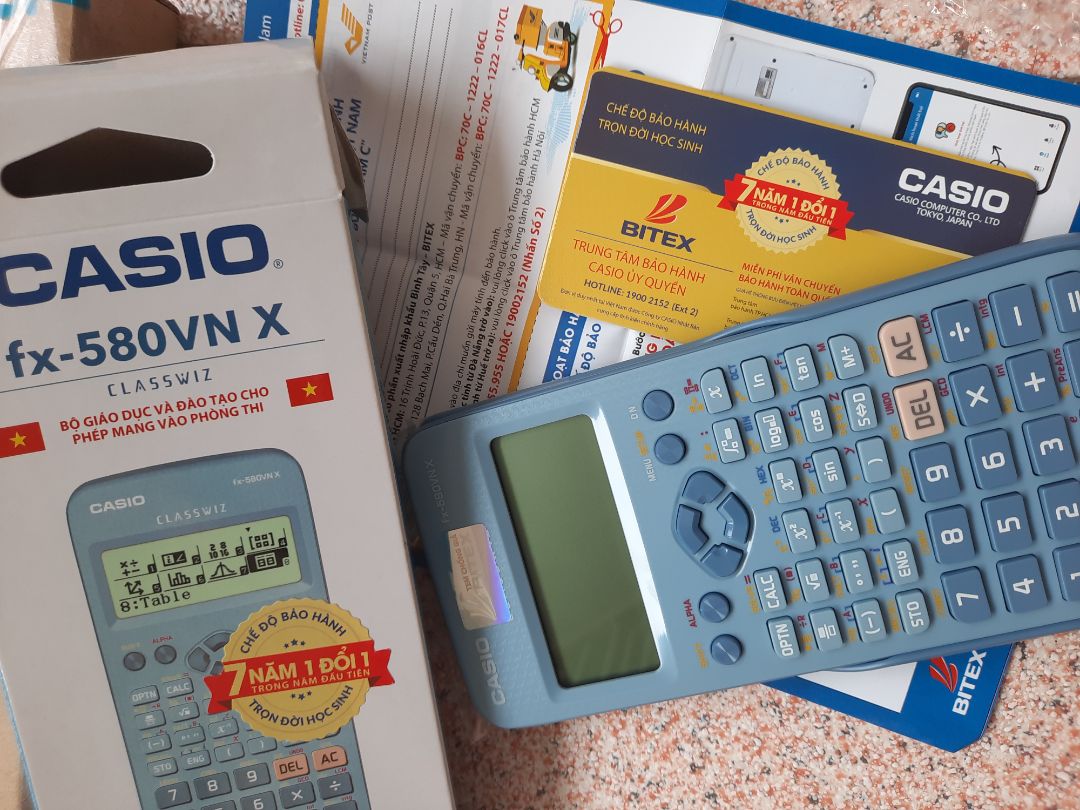 màu pastel xinh cực kì. mình thấy nhiều ảnh đánh giá rồi cơ mà thấy tận mắt màu lại xinh hơn mình nghĩ. Mình đã dùng bản màu đen thì mình thấy phím bấm của bản màu xanh mới ra bấm đầm tay hơn màu đen, phím chắc chắn hơn ấy. Nhưng độ hoàn thiện chi tiết về con số in trên phím chưa thật sự hoàn hảo như màu đen.