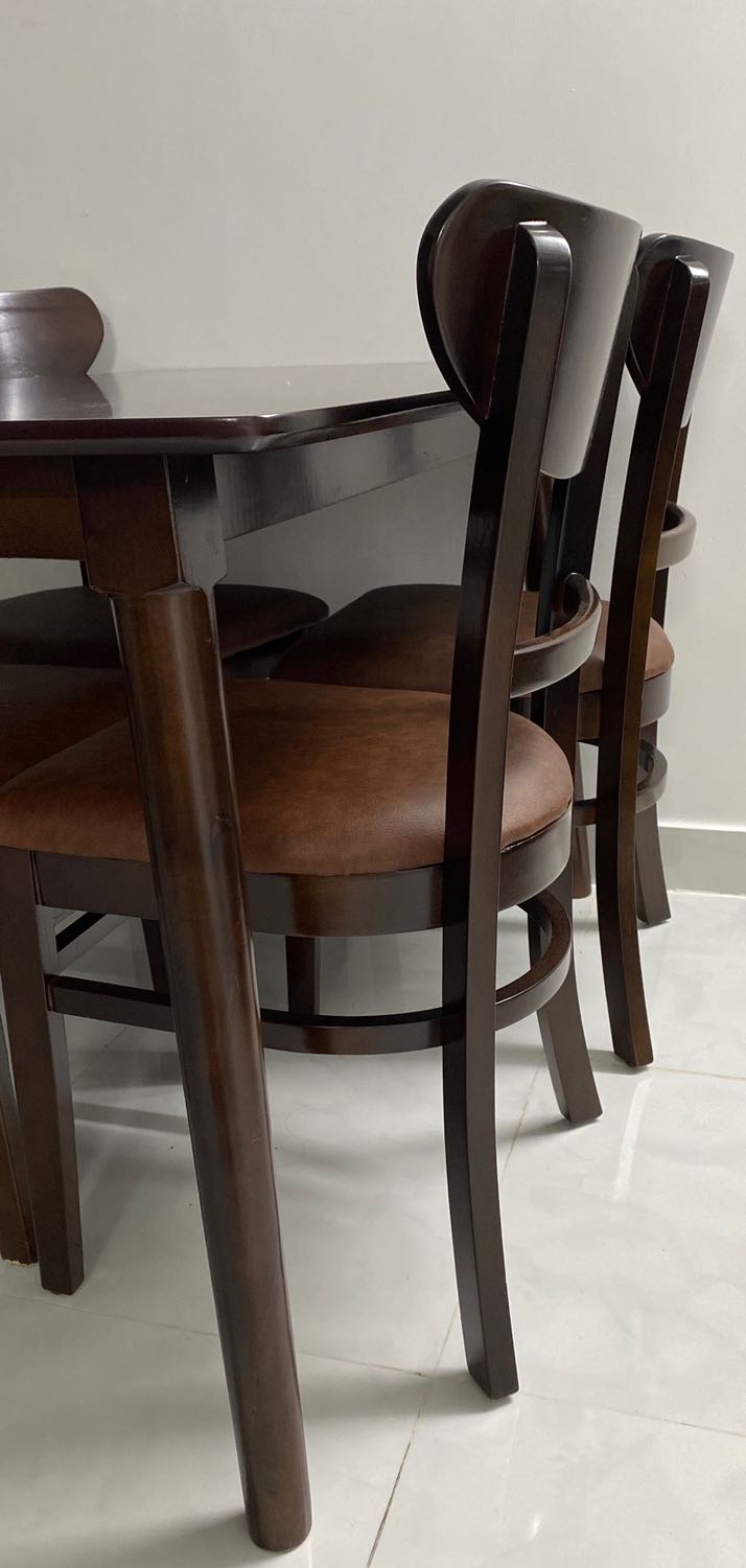 Bàn chắc chắn, gia công tinh tế, dễ dàng lắp ráp, màu đúng thực tế. Nên mua nhen