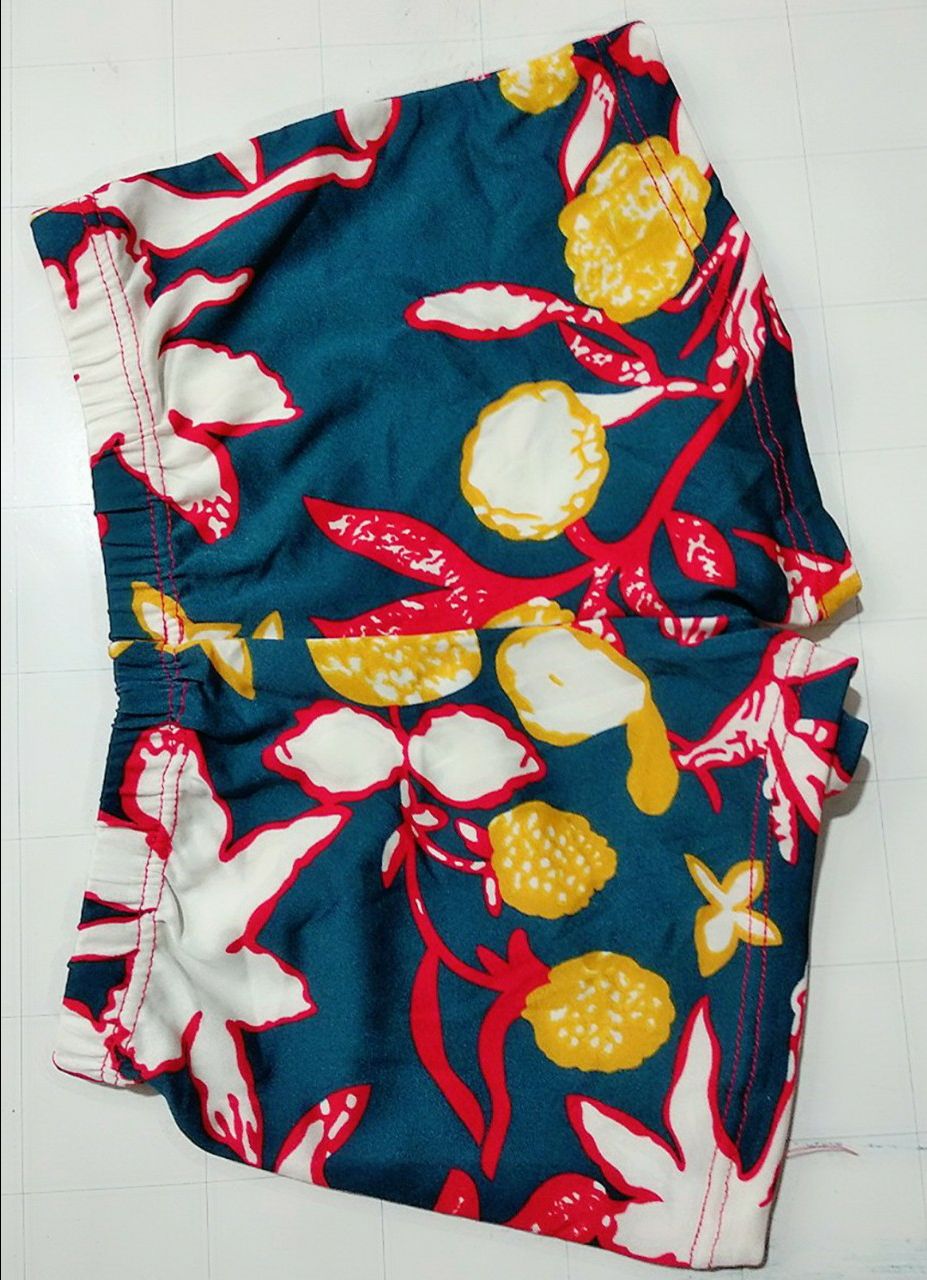 Mẫu này như hình, chất vải là thun coton có độ co giãn khá tốt, tuy nhiên không có size lớn hơn, cũng may mình vừa 50kg mặc size L , nếu có size XL thì tốt vì bạn mình cũng muốn mua, nhưng không có size phù hợp. Đồ bơi vừa có quần vừa có váy mặc rất thoải mái và tự tin không sợ lộ hàng. Kiểu dáng dễ thương, kín đáo. 
TIKI cho kiểm tra hàng nên mình yên tâm hơn khi mua ở đây, cũng như bạn giao hàng dễ thương - hàng đóng gói bằng thùng chắc chắn và đẹp. Cho TIKI 5 điểm.