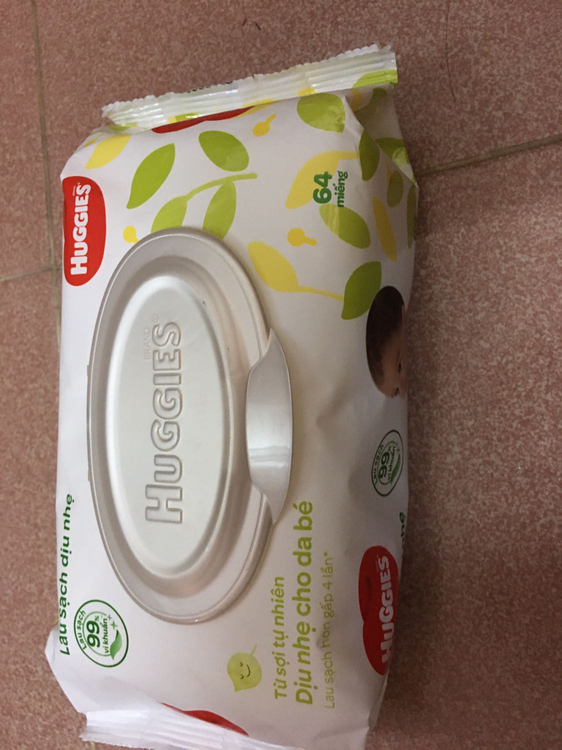 Phải nói là mình rất ưng loại này, bữa đi khám thai nhân viên Huggies cho 1 bịch nhỏ dùng thử, cũng k quan tâm lắm. Khi sanh em bé, đến lúc dùng hết khăn mình mua, lấy bịch Huggies  ra dùng tạm, cảm nhận đầu tiên, hình ảnh và chất liệu của khăn hoàn toàn khác vs những loại mình dùng trước đây, mình ngửi thì cũng không nghe mùi hương gì (điểm này mình cũng khá hài lòng). Thấy trên bao bì ghi "dịu nhẹ" - mình lấy lau mặt thử, và thật sự thì khăn rất mịn. Mọi thứ đều rất ok, nên mình sẽ sử dụng loại này cho bé nhà mình. Hi