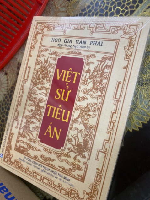 sách bìa cứng rất đẹp, còn nguyên seal, tiki gói có chống sốc, mới đặt tối qua mà sáng nay đã giao r ạ, chú shipper nch dễ thương
