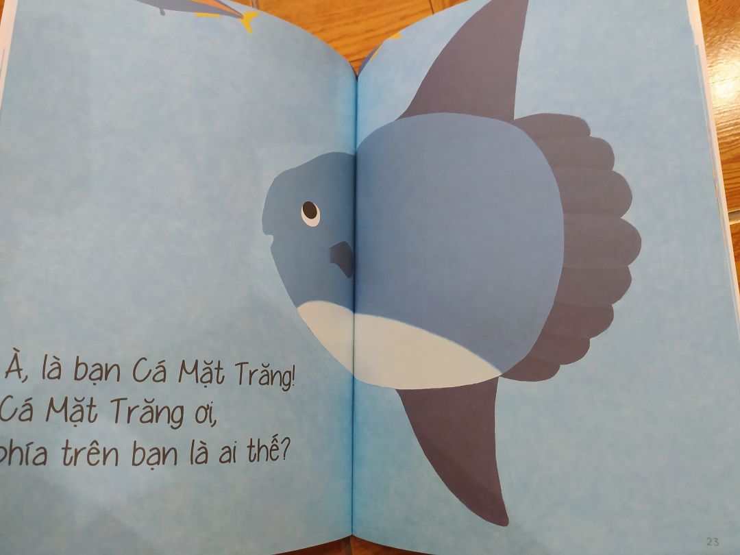 Bộ sách đẹp, hình vẽ đáng yêu, nhiều màu sắc, sinh động. Nội dung truyện đơn giản, mô típ lặp lại, dễ hiểu, phù hợp cho lứa tuổi em bé như trong mô tả.
Điểm trừ: Giấy cứng, bề mặt nhám chứ không mượt như bộ khác; sách cứng mà góc trang để nhọn thì có phần nguy hiểm cho trẻ, và khi mở, lật sách hơi khó khăn, ở một số chỗ hình vẽ trình bày dàn trải trên 2 trang thì có phần khó để nhìn được trọn.
Tuy nhiên, mua được với giá tốt nên mình hài lòng. Tiki giao hàng rất nhanh, chuyên nghiệp. Mình rất cảm ơn. Bộ sách đẹp, hình vẽ đáng yêu, nhiều màu sắc, sinh động. Nội dung truyện đơn giản, mô típ lặp lại, dễ hiểu, phù hợp cho lứa tuổi em bé như trong mô tả.
Điểm trừ: Giấy cứng, bề mặt nhám chứ không mượt như bộ khác; sách cứng mà góc trang để nhọn thì có phần nguy hiểm cho trẻ, và khi mở, lật sách hơi khó khăn, ở một số chỗ hình vẽ trình bày dàn trải trên 2 trang thì có phần khó để nhìn được trọn.
Tuy nhiên, mua được với giá tốt nên mình hài lòng. Tiki giao hàng rất nhanh, chuyên nghiệp. Mình rất cảm ơn.