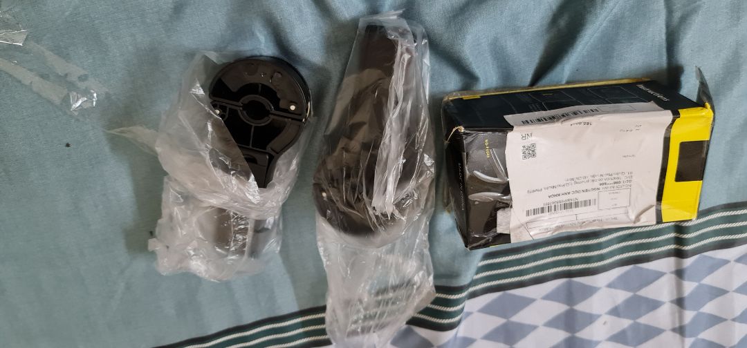 đặt 4 móc treo đồ trong xe ô tô, nhung giao chi 2cái, tiền đã thanh toan 4cái