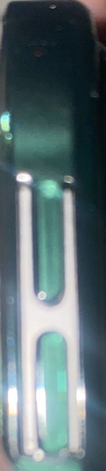 Màu xanh rất đẹp. Phần mặt trước da bán lì không dễ dính bẩn, tuy nhiên phần mặt trong tiếp xúc màn hình dạng nhung mềm nên khi dùng để kê thì dễ bị bám bẩn mà rất khó để lau chùi. Phần ốp sau lưng bằng nhựa cứng, các chốt giữ chỉ lùi ở mép nhôm chứ không vào màn hình, các lỗ loa được khoét rất đẹp tuy nhiên nút nguồn và các nút tăng giảm âm lượng lại khoét lõm rất khó bấm và dễ lọt bụi. Ốp không làm máy trở nên cồng kềnh hay nặng nề quá nhiều. Cảm ơn cửa hàng đã gửi kèm các sticker đáng yêu!