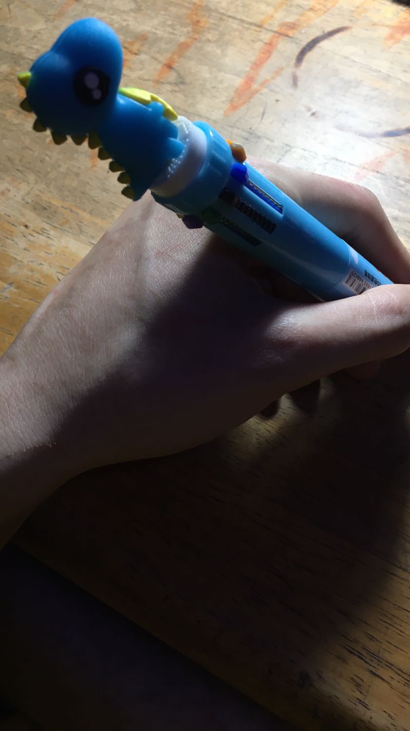 Đầu tiên là cây bút viết được, các màu có mực cả. Em khủng long có mùi thơm dễ chịu.