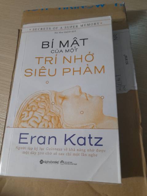 Mua sách của tiki nhiều lần rồi nhưng lần này nhận sách lại cực kì thất vọng. Sách bị móp các góc bìa và cả trong những trang sách. Nếu là sự cố do vận chuyển thì k trách còn đằng này sách bị lỗi ngay từ đầu như vậy mà vẫn giao cho khách đc? Mặc dù tiki có bao lại nhìn đỡ hơn nhưng đối với một người yêu sách mà nói thì khá là khó chịu khi nhìn quyển sách mình mong chờ lại bị như thế này. Cố gắng k nhìn đến tấm bìa nhưng khi đọc từng trang sách bị cấn bên trong như vậy lại càng khó chịu hơn. Nói chung là cực kì thất vọng.