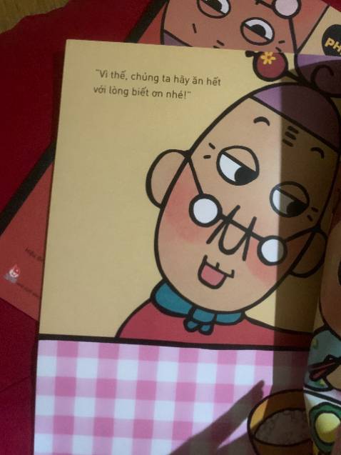 Mua sách đọc cho con xong cứ đến kúc ăn cơm thấy lười ăn là cứ trêu con là bà phí quá đang đến đấy là ăn hết đồ ngay