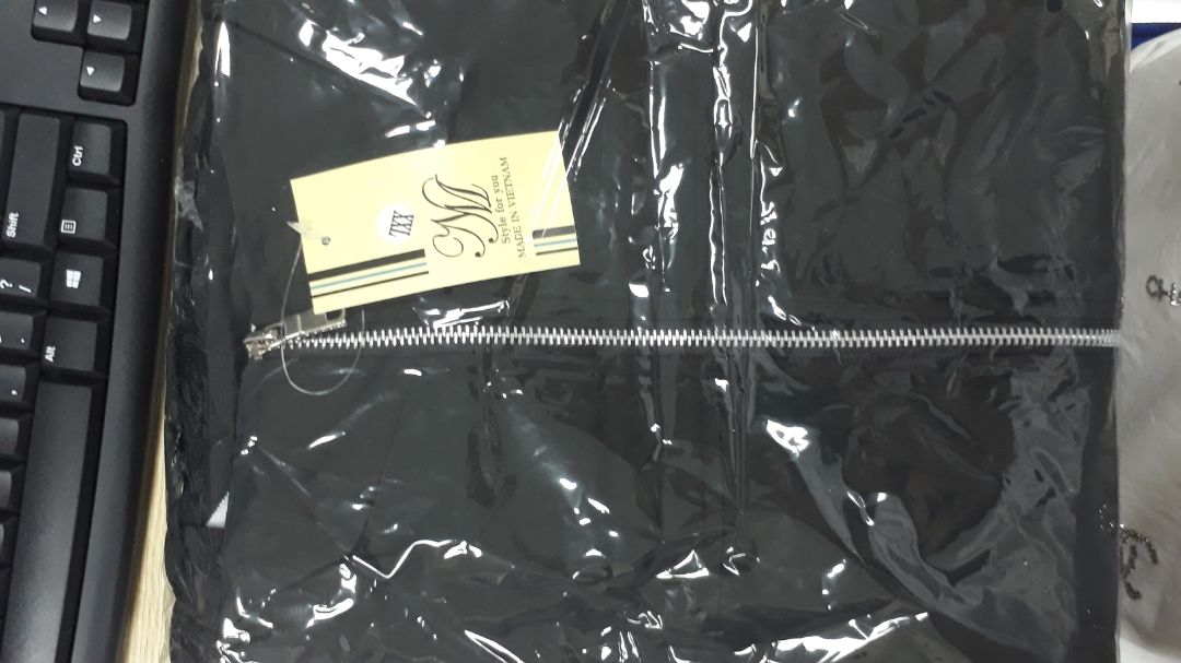 Chất vải áo đẹp, form chuẩn nhưng tiếc là lớp lót bên trong tay áo bên trái bị may ẩu, bị xoắn nên mình phải liên hệ để đổi lại. K tìm thấy thông tin địa chỉ của shop để gửi lại :((. Shop đọc đc nhận xét này làm ơn liên lạc giúp mình nhé.