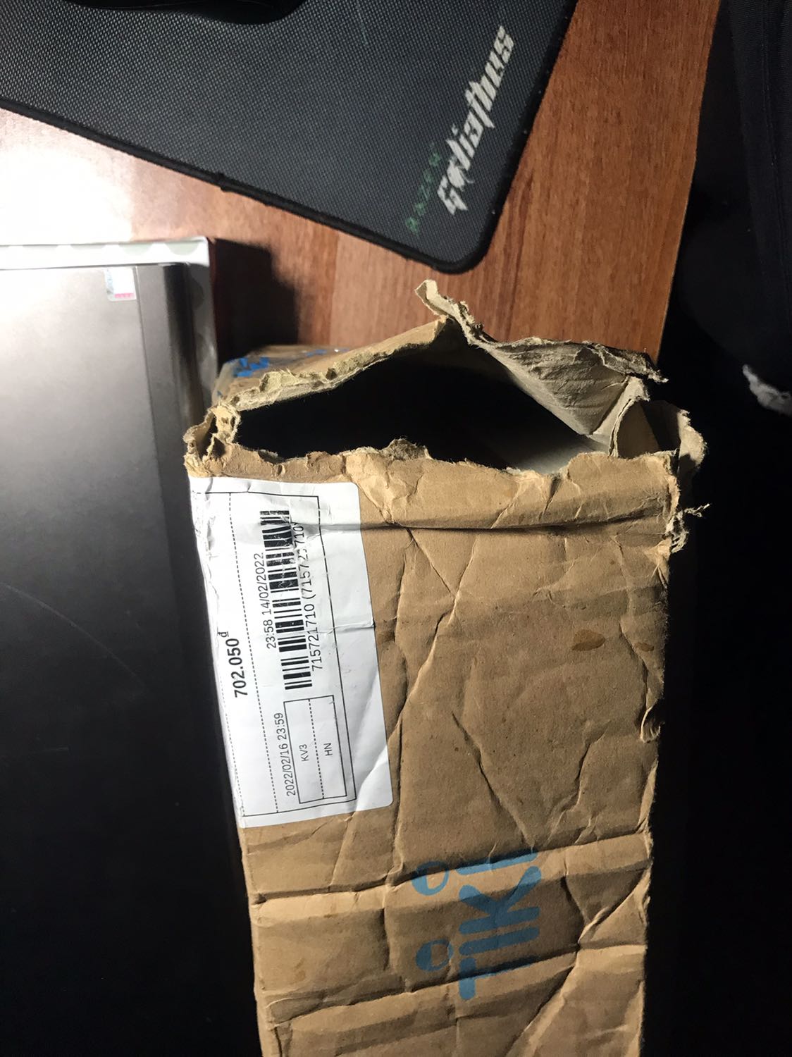 Đóng gói vận chuyển quá kém chất lượng. Bên ngoài thì bục hết các góc rách cả lỗ to, bên trong sách thì rách và móp góc.