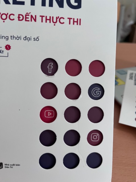 Sách đẹp, giao nhanh trước dự kiến luôn cơ mà hơi bị nhăn nhẹ ở các lỗ trên bìa