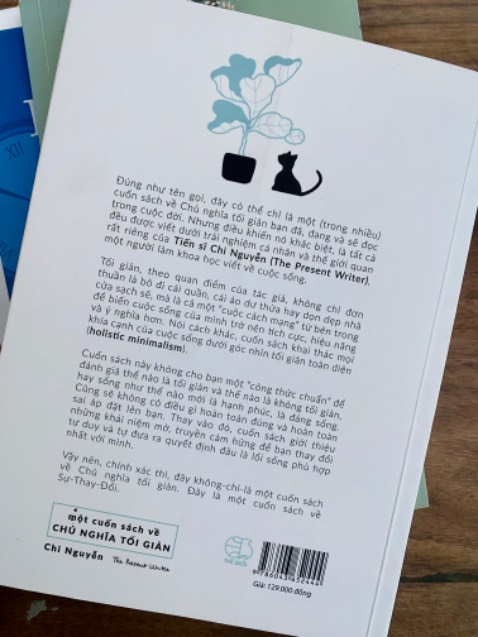 Đúng như tên gọi, đây là một cuốn sách về Chủ nghĩa Tối giản. Sách gồm 3 phần: Khởi đầu - Tư duy - Hành động. Phần 1 nói về những khái niệm và cách thức cơ bản về chủ nghĩa Tối giản, đối với một người đã biết và áp dụng từ lâu thì phần này không có gì mới mẻ đối với mình lắm. Tuy nhiên 2 phần còn lại như là mục mở rộng của chủ nghĩa Tối giản, áp dụng cho tư duy, hành động, và những thay đổi về sau - mình thấy khá thú vị và hữu ích. Tác giả kết hợp chủ nghĩa Tối giản với những phương pháp khác như tư duy tích cực và tư duy mở, từ đó xây dựng một cuộc sống thú vị chứ không nhàm chán như định kiến tối giản là nhàm chán. 
Có một điểm mình không ưng lắm về cách trình bày, là tác giả hay in đậm quá. Mình hiểu rằng đó là một cách nhấn mạnh câu chữ, nhưng chị dùng khá nhiều tới nỗi mình nghĩ nó hơi lạm dụng. Để độc giả tự chiêm nghiệm và tự rút ra những ý đắt giá vẫn là tốt hơn.
Chung quy lại đây là một cuốn sách đáng đọc, đáng học hỏi. Cảm ơn tác giả Chi Nguyễn.