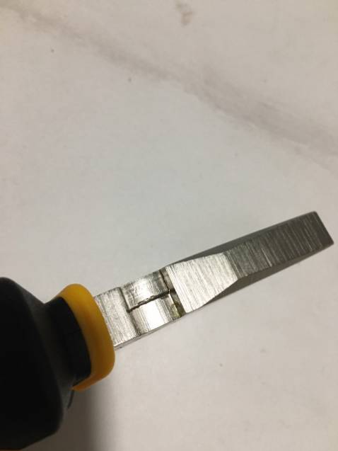 Kìm gia công rất cẩu thả, bị kẹt cứng ngắt, không thể mở ra, đóng lại được. Sản phẩm lỗi như thế này mà cũng đem bán cho khách hàng được. Gửi email cho tiki thì nhận được nhưng đợi mãi vẫn không thấy phản hồi. Để chờ xem phải mất bao lâu các bạn mới đổi cái mới cho khách hàng. Tôi đang rất bực mình nhé Tiki.