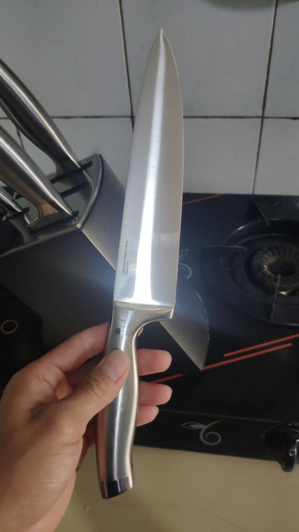 Hàng giao nhanh, sản phẩm đúng mô tả. Dao sáng bóng khá bén, cầm nặng và rất thuận tay. có kệ để dao nhìn rất sang trọng. Đúng là tiền nào của nấy. Đáng để mua.