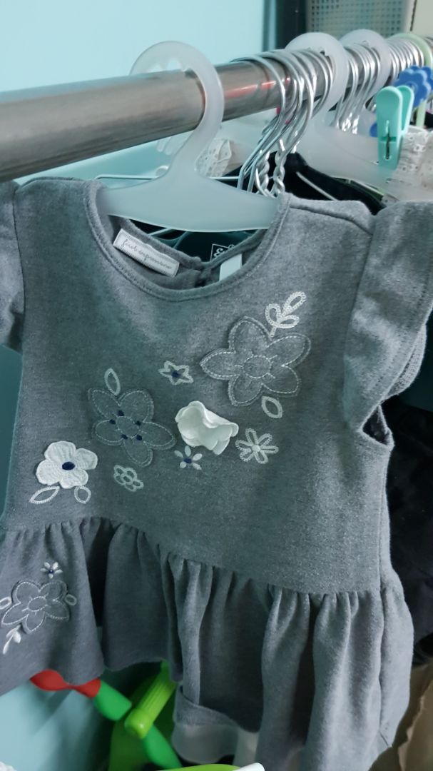 Móc & thanh ngang làm quá gần nhau mà lại ko có độ dốc! Chỉ là 1 thanh ngang treo lên vậy thôi nên móc đồ vào rất khó treo!! Mình có đính kèm hình ảnh đó! Nếu đem ra dây phơi đồ thì lại càng khó kẹp vì đầu móc nó dẹp quá khổ! Khuyên các bạn nên mua móc nhôm chứ mua sp này chỉ sớm quăng thùng rác!
Ko biết Tiki có chính sách thanh lý hàng đã mua nhưng ko xài được? Chứ dạo này Tiki cho nhiều Doanh nghiệp vô bán hàng tào lao quá sức!