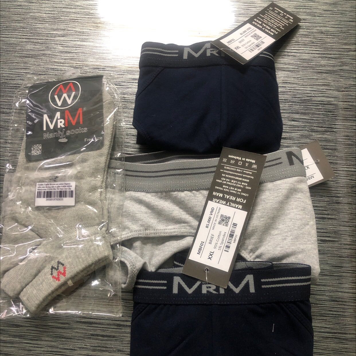 Sản phẩm đẹp. Shop giao hàng nhanh mới đặt tối hôm qua sáng nay đã có hàng. Giao hàng đúng theo đơn đặt hàng. Còn được tặng một đôi dớ rất đẹp.Sẽ tiếp tục ủng hộ shop. Sản phẩm đẹp. Shop giao hàng nhanh mới đặt tối hôm qua sáng nay đã có hàng. Giao hàng đúng theo đơn đặt hàng. Còn được tặng một đôi dớ rất đẹp.Sẽ tiếp tục ủng hộ shop.