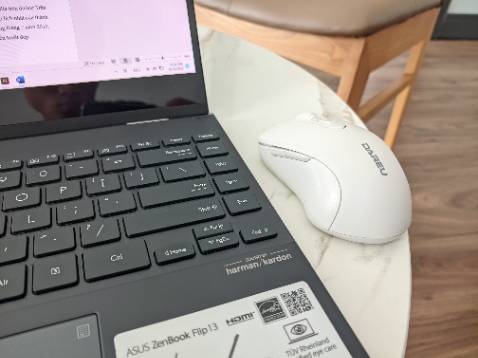 Chuột kết nối tốt như chuột Surface bấm phát máy tính nhận luôn, bấm nhẹ im không tiếng, cỡ khá nhỏ so với tay mình, có hiện %Pin trên máy tính, kết nối bluetooth lướt chuột mình chưa quen lắm tại vì cái dpi nhỏ thì nhỏ quá còn lớn thì lớn quá, màu full trăng rất đẹp đúng chuẩn màu mình thích, rất đáng để mua hơn rất nhiều so với mấy con chuột bluetooth cùng tầm giá