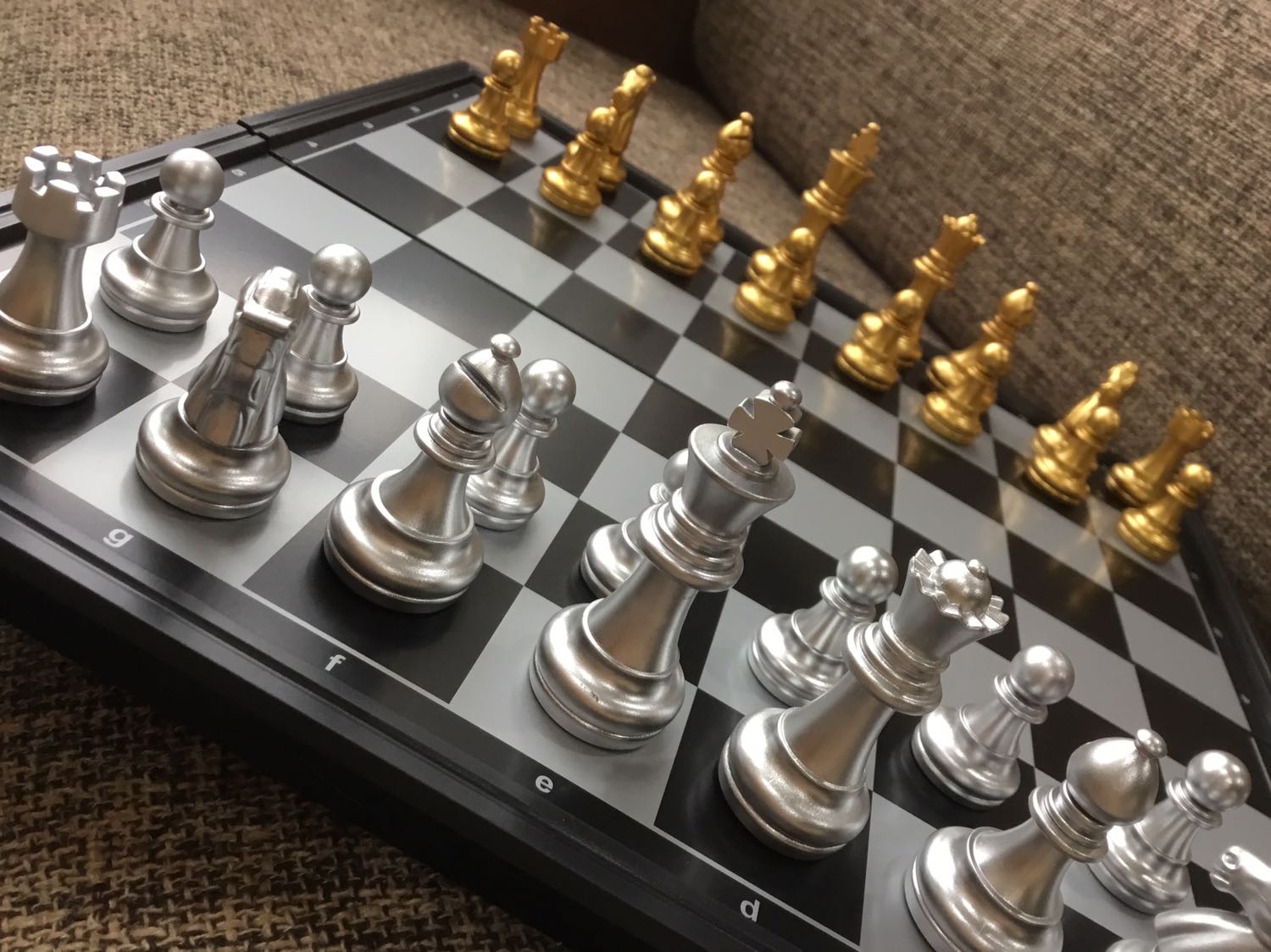 hàng tốt lắm mn ạ ❤️ y như quảng cáo ! giao đúng giờ đã hẹn, bàn cờ đẹp, con cờ sắc nét (có đệm lót êm) 
mình mua 25 x 25 nên hơi bé 
mn nên mua 32 x 32 trở lên chơi sẽ thoải mải hơn