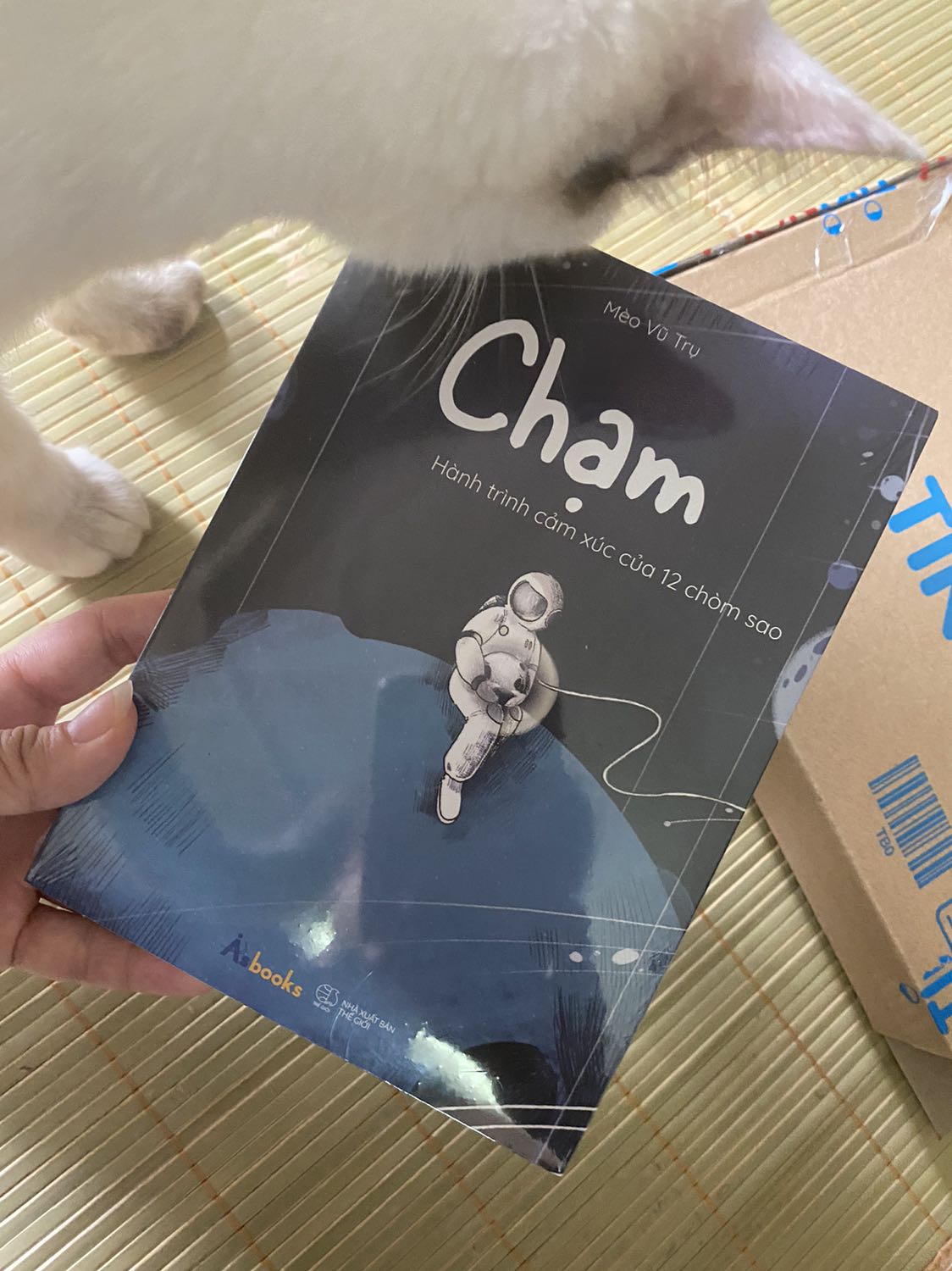 Cute khủng khíp ý. Sách thuộc chủ đề tình yêu cung hoàng đạo, mang tính giải trí cao, nhiều hình minh hoạ rất đáng yêu, tặng kèm quà để tô màu. Asbooks cũng đã nói đây đơn thuần là sách giải trí chứ không liên quan gì về kiến thức chuyên sâu chiêm tinh học, có một số cặp đôi hợp và duyên số đều căn cứ theo vị trí trên vòng hoàng đạo chứ không phân tích đủ cp 12-12. Nếu ai muốn chuyên sâu hơn thì nên tìm bộ 12 mảnh ghép nhé. Chứ chê kiểu lệch sóng như sách ko đủ sâu với chả chuyên thì hơi vô duyên nghen. Mình thấy rất cư tê đáng mua lắm luôn ý.