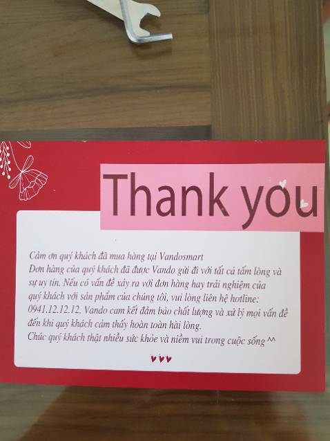 Sản phẩm chắn chắn, đẹp, đúng theo miêu tả. Nhưng sự tiện dụng đối với mình chưa nhiều. Mục đích mua kệ 3 tầng là phải để được nhiều đồ nhưng ống đũa quá nhỏ chỉ bỏ được vài đôi đũa, chỗ để thớt thì quá cao làm dư diện tích bên dưới mà thiếu ở trên vì vậy sự lựa chọn treo đồi phù hợp. Tầng dưới cùng ko để được chai dầu ăn và nước mắm (căn bản). Nếu nhà có kệ bếp ở trên thì nên đo kỹ trước khi mua vì khó lấy dao hoặc để các loại chai cao ở trên. Chung quy sp ok nếu biết trước thì mình mua 2 tầng vì 3 tầng cũng ko bỏ thêm được bao nhiêu.