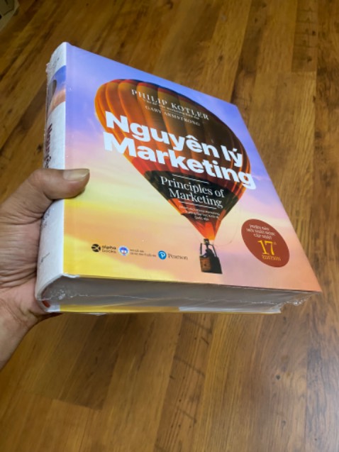 Shop đóng cái thùng to tướng, hơn cả thùng bia, bọc cẩn thận, cuốn sách cũng rât to và nặng. Sách nguyên seal, ko cấn móp gì. Rất OK.