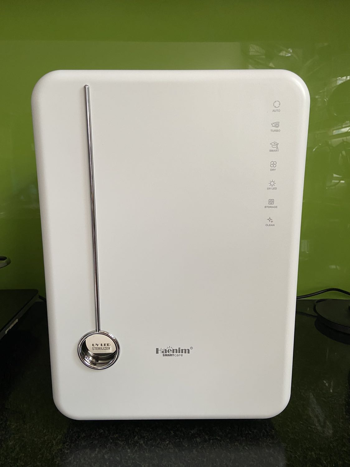 Tiki giao hàng nhanh, đặt thứ 4,  thấy lịch là thứ 2 giao nhưng chiều thứ 6 đã nhận được máy. Máy xịn, mịn và sang lắm luôn!!! Rất đáng đồng tiền. Mình tưởng giá trên là của dòng classic thì hơi chát, nhưng máy nhận được là dòng premium nên thích lắm luôn. Chế độ bảo hành 3 năm nên yên tâm lắm!