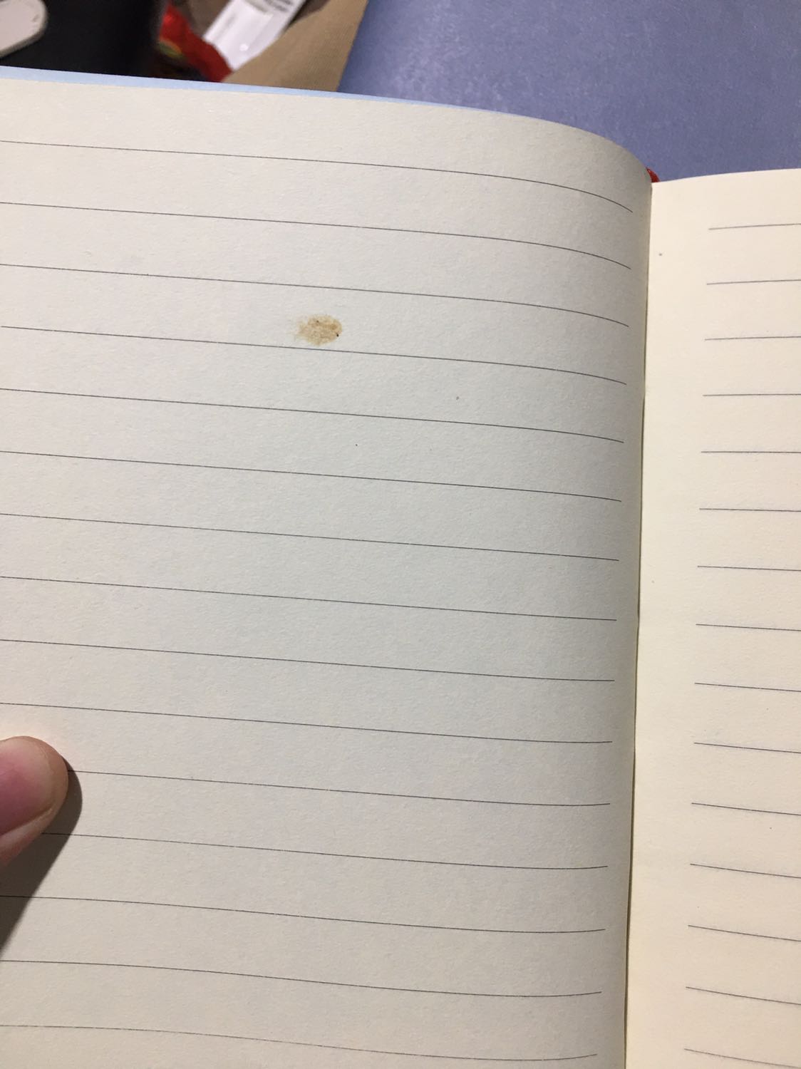 Sổ bị bẩn rất nhiều chỗ và phần mép bị gãy. Sổ nhỏ, không bằng 1 cuốn sổ A5. Bao bóng bọc sổ bị bị bóc ra nhưng tôi nghĩ là do quá trình vận chuyển nên bị như vậy.