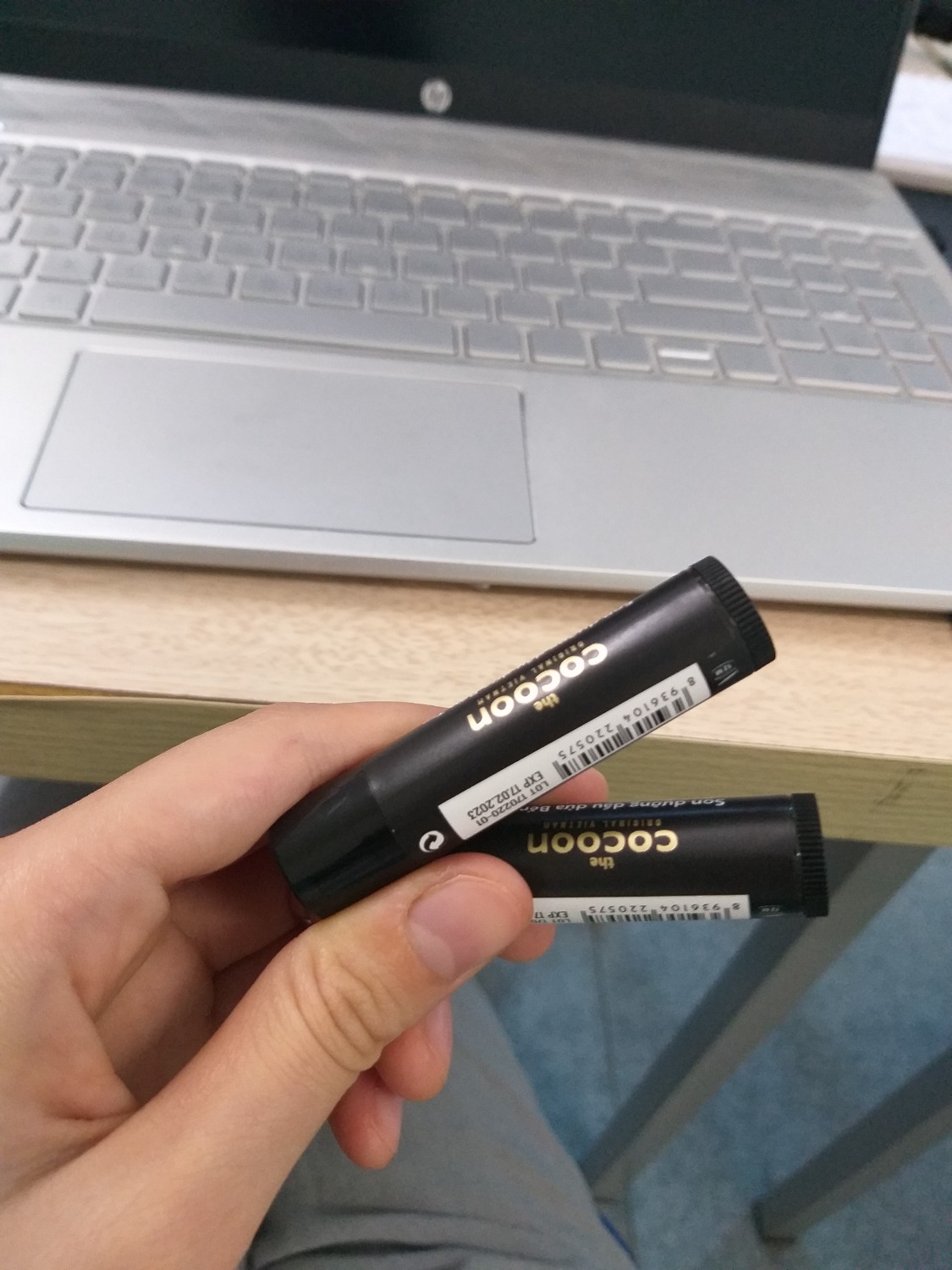 Mình chưa dùng dòng son dưỡng này bao giờ nhưng nhận được hàng, *** thử thấy khá ưng. Chất son có độ cứng vừa phải, ko lo bị nhũn hay mềm quá, son có mùi thơm đặc trưng của dầu dừa, thỏi nhìn cũng dễ thương. Về sản phẩm mình khá ok nhưng có 1 chút hơi tiếc là thời gian giao hàng của Tiki hơi lâu. Mình đặt từ sáng thứ 4 tuần trc mà tận thứ 2 tuần sau mới nhận đc hàng (6 ngày lận). Với lại 2 thỏi son này nhỏ nên chỉ cần gói trong 1 cái hộp nhỏ bằng 1/3 hộp giấy Tiki đóng cho mình thui là đc ạ tránh lãng phí. Mình mua trên Tiki nhiều rồi nhưng lần này thì thấy chưa đc ưng lắm, hy vọng góp ý có ích ạ. Vẫn cho shop 5 sao vì biết shop ko phụ trách giao hàng. Cảm ơn Tiki