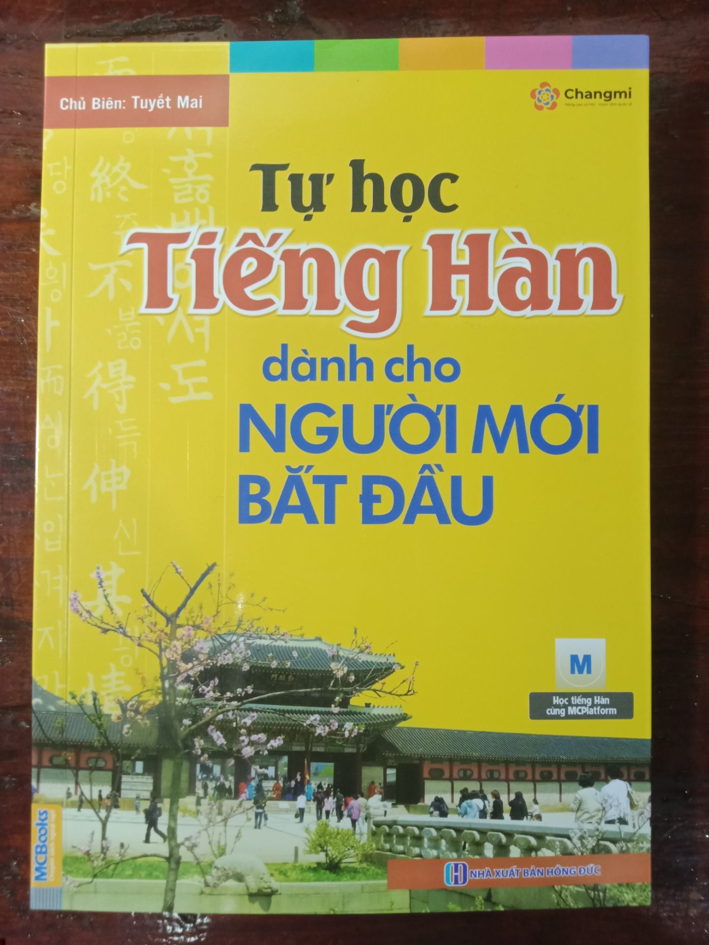 sách đóng gói kĩ, theo mình thấy thì sách không có phần phát âm cho các nguyên âm, phụ âm nên mình khá khó khăn trong việc hình dung cách phát âm