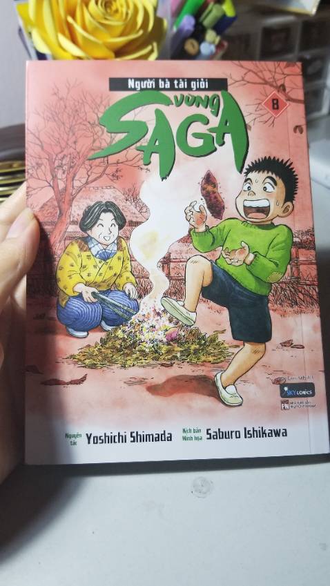 Hàng về khá nhanh nhưng mình rất tiếc vì trang cuối gần bị bong mất. 
Nội dung: mình vẫn luôn đáng giá cao về Người bà tài giỏi vùng Saga. Thích đến nỗi đọc đi đọc lại để chờ tập mới ra. Truyện phù hợp với mọi lứa tuổi, mọi người đặc biệt là các bạn trẻ nên đọc để cảm nhận tình cảm gia đình hơn nữa nhé