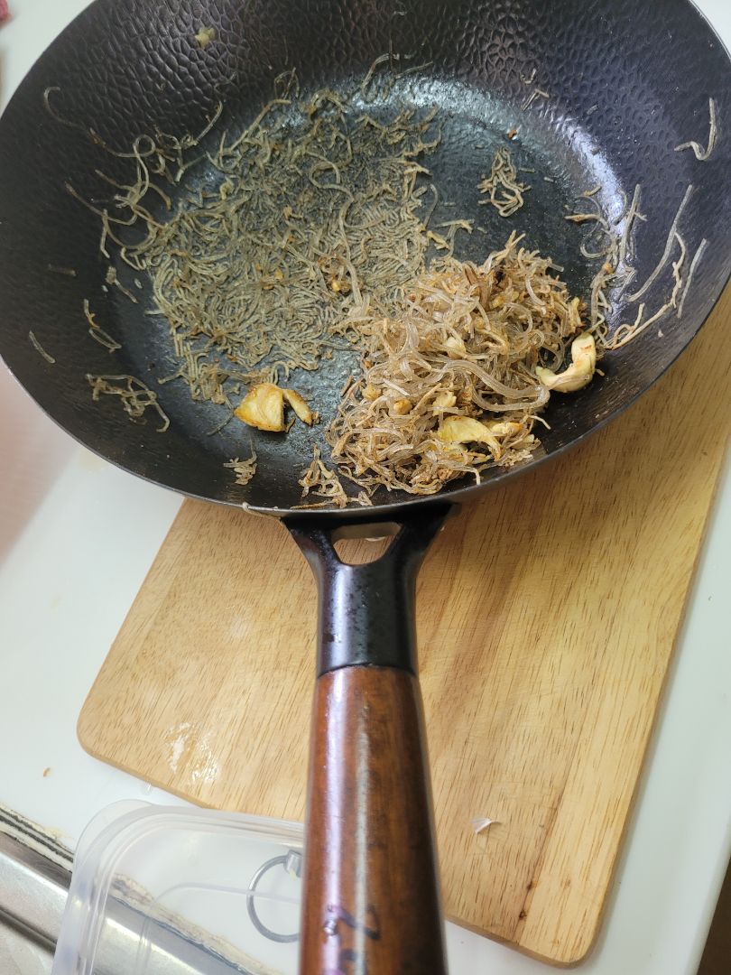 chảo đẹp, nặng tay, nhưng dính thôi rồi luôn