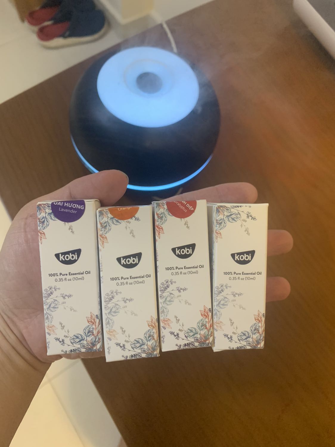 Mua combo 5 chai của hãng, *** hết rồi. Mùi tinh dầu khá đậm đặc, thơm lâu, tinh dầu mình thấy đa số là màu trong suốt. Đối với mùi bạc hà và khuynh diệp thấy nhiều người khen nhưng mình ngửi thấy rất đau đầu. Mình thích nhất mùi sả chanh và lavender, rất thơm và thoái mái ^^