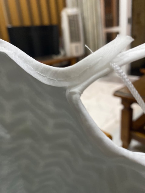 Ko kiểm tra sản phẩm cẩn thận trước khi giao hàng. Dây rút bị may dính luôn vô đ đường chỉ . Ko rút được.