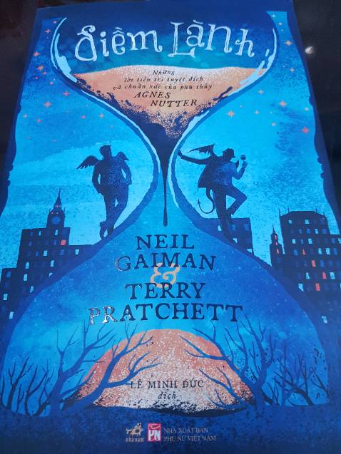 Sách đẹp, mặc dù mình không thấy có bao nilon hay bọc giấy nhưng mà sách vẫn còn nguyên chứ không bị móp gãy chỗ nào cả. Màu in lẫn chữ đều rất rõ, giao hàng cũng nhanh nữa