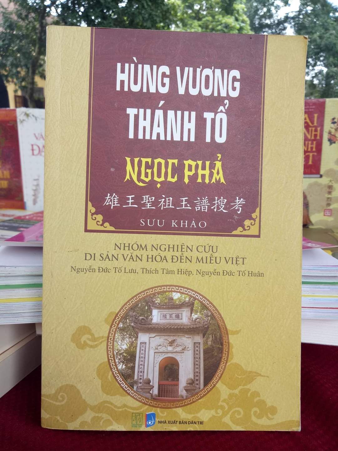 sách chia làm 2 phần: bản dịch tiếng việt và phần chụp chữ Hán ( rõ nét). nhiều tư liệu về thời kỳ rất xưa của dân tộc .
sách được giao nhanh, mình mua lúc giá sale rất ok