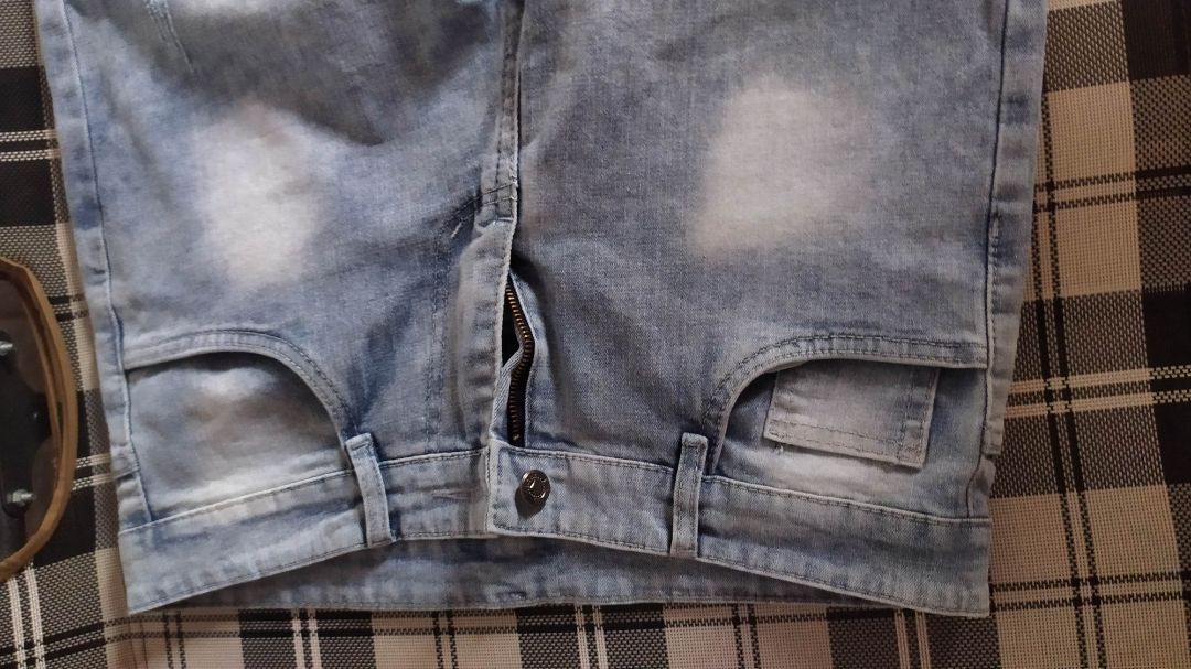 Treo đầu dê bán thịt ***. Quần trong hình màu khác chất vải khác. Cái này vải mỏng, gia công kém trông rẻ tiền thật sự. Nó chỉ như quần vài chục ngàn thanh lý trên vùng cao. Cái đinh túi quần cũng thiếu, vải mỏng khoá nhỏ, nói chung là hàng bỏ mình không mặc được loại này.