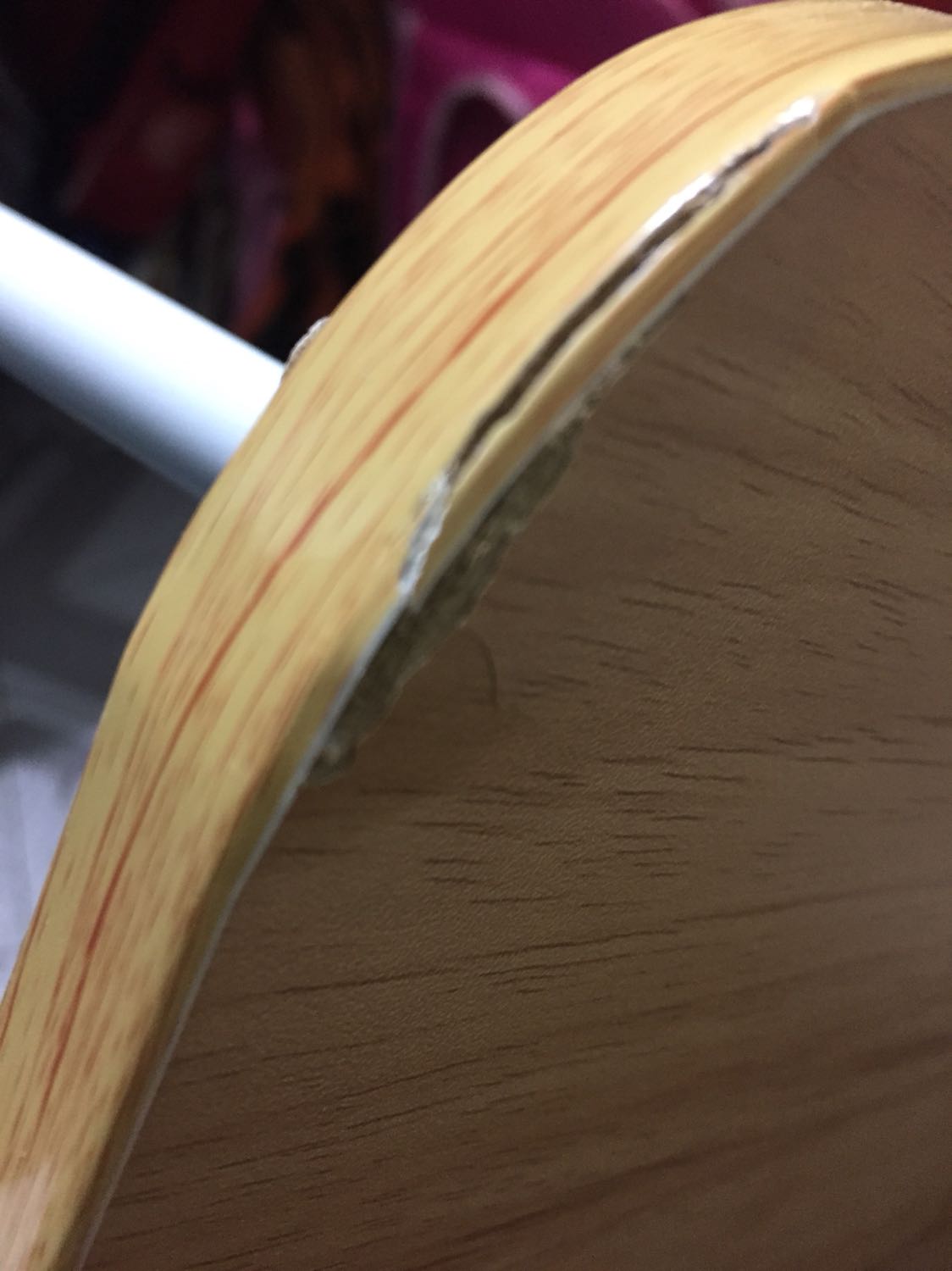 Mình vừa nhận hàng, lên nhà mở ra xem lỗi tung toé. 2 góc bàn bong tróc hết ra lòi cả mùn gỗ công nghiệp bên trong. (Ảnh chụp gửi kè). Khe gắn ipad lỏng. Túm lại shop phải đổi cho khách bàn khác ko bị lỗi, nếu ko phải hoàn trả lại tiền khách hàng. Rat mất thời gian của khách!