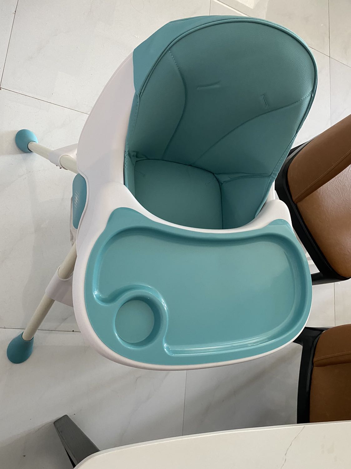 Ghế màu bên ngoài đẹp, nhìn có vẻ chắc chắn, hi vọng bé mình hợp tác, cảm ơn shop.