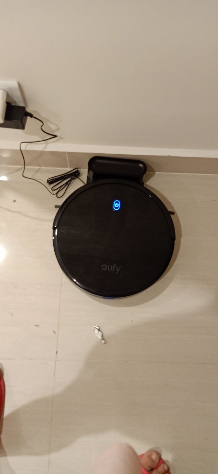 các bác cho em hỏi làm sao để con bot này nó thông minh lên. hôm qua em nhận hàng cho chạy thử, hút đc bụi nhưng sau đấy nó lại rơi *** khắp nhà, đi đến đâu rơi đến đó, e đã đổ hết bụi và rác trong hộc của nó, đi hút đc tí nào nó lại rơi ra.
Một điều nữa là nó ko thể tự về chỗ sạc đc huhuu.
Ai biết cách sử dụng nó chỉ em với ạ!!!!