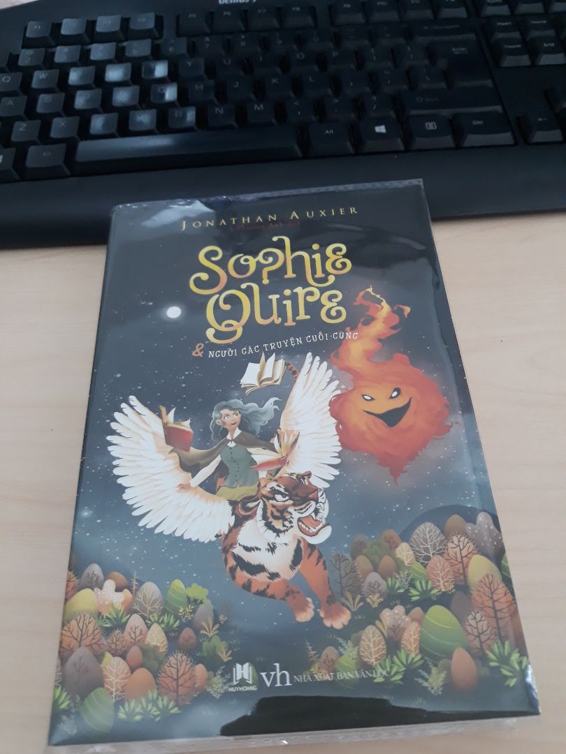 Mình đọc được review về bộ 3 cuốn sách fantasy của tác giả Jonathan Auxier cũng khá lâu, mà đến bây giờ mới có dịp đem mấy em về. Mới chỉ đọc xong 1 quyển là Sophie Quire và thật sự vô cùng hài lòng với quyển sách này. Câu chuyện phiêu lưu hấp dẫn lôi cuốn, lại nói về đề tài đốt sách đáng suy ngẫm.