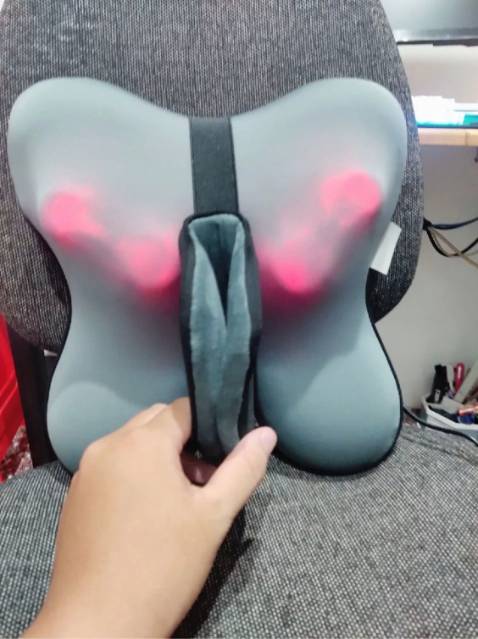 Máy chạy êm lực mát xa mạnh, thiết kế này, khi dùng dễ để lên ghế với nằm lên cũng dễ hơn. Ai bị đau lưng với đau vai gáy thì mua em nhà là thích hợp. Nhiệt hồng ngoại ấm ấm nhẹ kết hợp với mát xa hơi bị êm nha. Chốt.