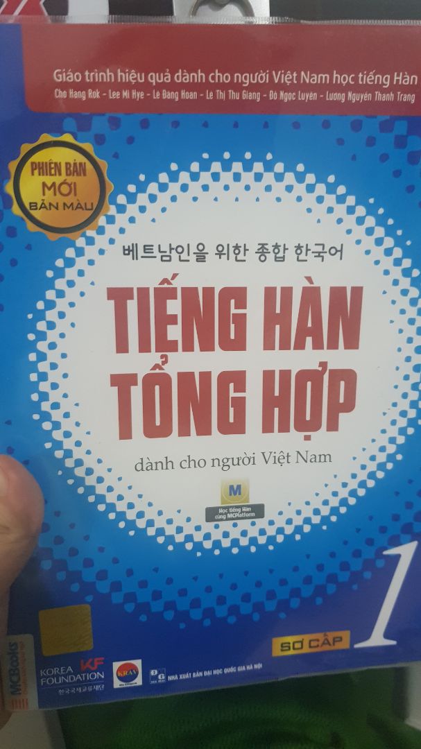 Sách mới còn được bao bọc bìa kĩ lường từ A-Z nữa chứ. Mình mới đặt thì ngày mai ngủ dậy thì shipper đến nhà luôn dù mình ở ngoại thành. Nên 100 điểm cho Tiki ạ. Tuyệt vời luôn 🥰 Sách mới còn được bao bọc bìa kĩ lường từ A-Z nữa chứ. Mình mới đặt thì ngày mai ngủ dậy thì shipper đến nhà luôn dù mình ở ngoại thành. Nên 100 điểm cho Tiki ạ. Tuyệt vời luôn 🥰
