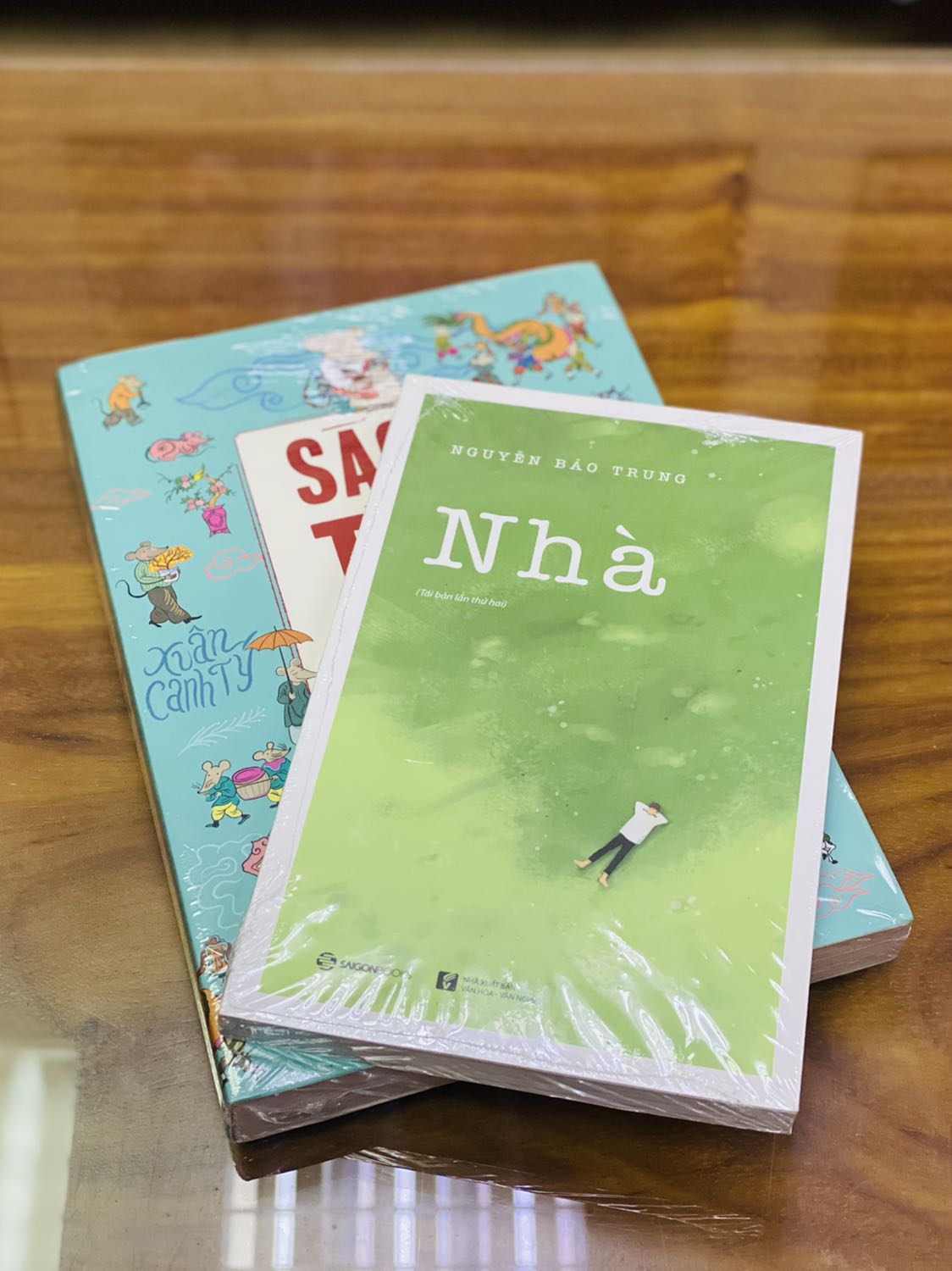 - Do mình đặt sách vào những ngày Sài gòn dịch căng thẳng nên Fahasa giao hàng bị trễ mất 3 ngày so với dự kiến. Tuy nhiên nhận thùng hàng đóng gói cẩn thận, sách được bọc chống sốc và màng mo phẳng phiu, không bị hư hại gì đáng kể nên mình rất vui và cực kì hài lòng. 
- Về mặt hình thức sách có bìa gập, khổ nhỏ, cầm vừa vặn; trình bày tốt, in màu toàn bộ và minh họa bằng ảnh phong cảnh (được chính tác giả chụp) khá đẹp. 
- Trong lúc bệnh dịch ngày càng trở nên phức tạp như thế này thì đọc Nhà thật sự là một liều thuốc cho trái tim. Hi vọng mọi người đọc xong Nhà sẽ mỉm cười với cuộc sống và nạp thêm nhiều năng lượng tích cực nhé.