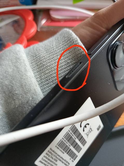 Nó bị lõm cái nút nguồn là sao vậy