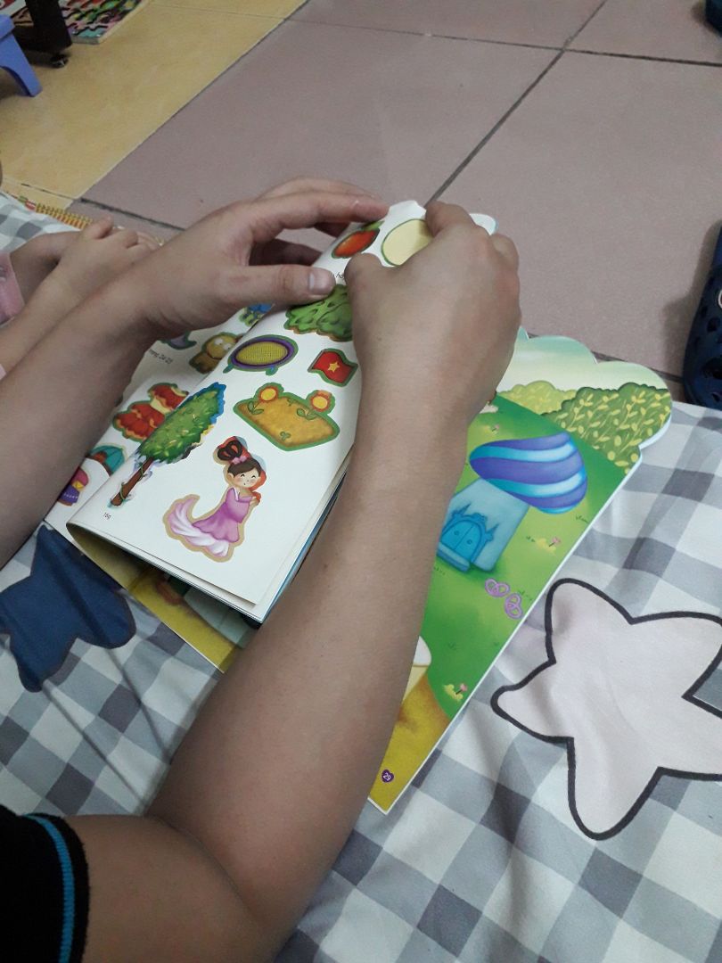 Sách khổ A4 khá to, hình vẽ đẹp, màu sắc rực rỡ. Con mình rất thích.
Tuy vậy, các hình dán bóc ra hơi khó vì cắt không chuẩn.
Mong nhà sản xuất cải thiện ở những sản phẩm sau.
