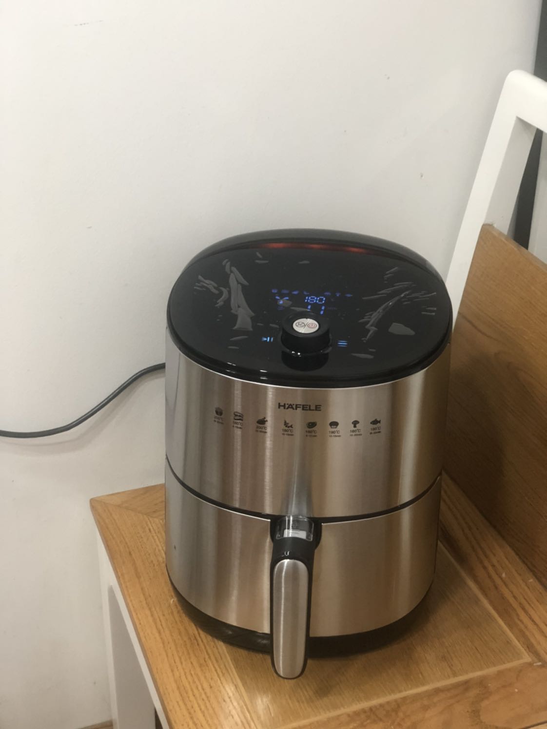 Nhận nồi mới coong nhưng ko có phiếu bảo hành, mình đã gọi cho *** Tiki nhưng chưa nhận được câu trả lời final về phiếu.
Nồi thiết kế rất đẹp, dung tích to nhưng ko bị cồng kềnh. Nồi dễ sử dụng nhưng chắc phải dùng vài lần mới căn được nhiệt độ chính xác. Cũng hơi lo lắng khi có bạn nói mùi nhựa nhiều nhưng mình dùng lần đầu ko thấy có mùi nhựa.