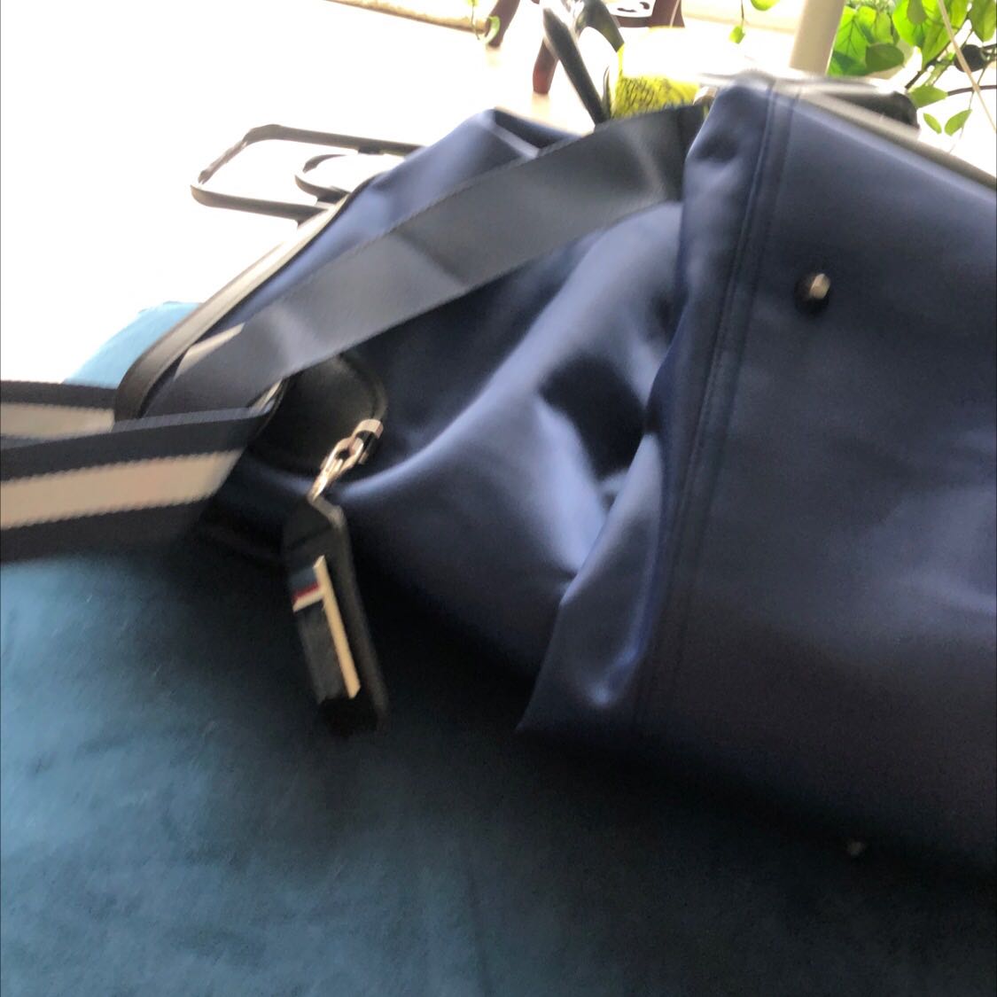 Túi như hình, đường nét,rộng dãi đựng được nhiều đồ… nói chung là hài lòng.