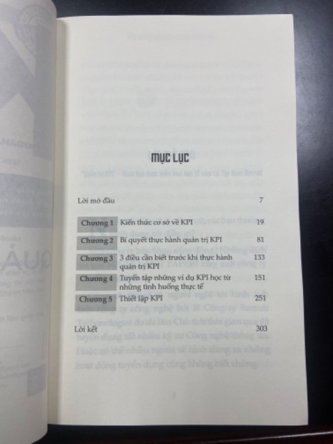 Tiki giao hàng nhanh. Về nội dung:
Trước giờ mình hiểu không đúng về KPI và mình biết là nhiều người cũng giống mình. Quyển sách hữu ích để hiểu rõ bản chất của KPI giúp nhà quản lý áp dụng đúng và hiệu quả từ đó quản lý nhân viên và đội nhóm tốt hơn. Khi tình hình không đúng như kế hoạch sẽ nhận biết được sớm và có phương án dự phòng. Rất hữu ích cho cấp quản lý. Chúc mọi người tìm được quyển sách ưng ý.
