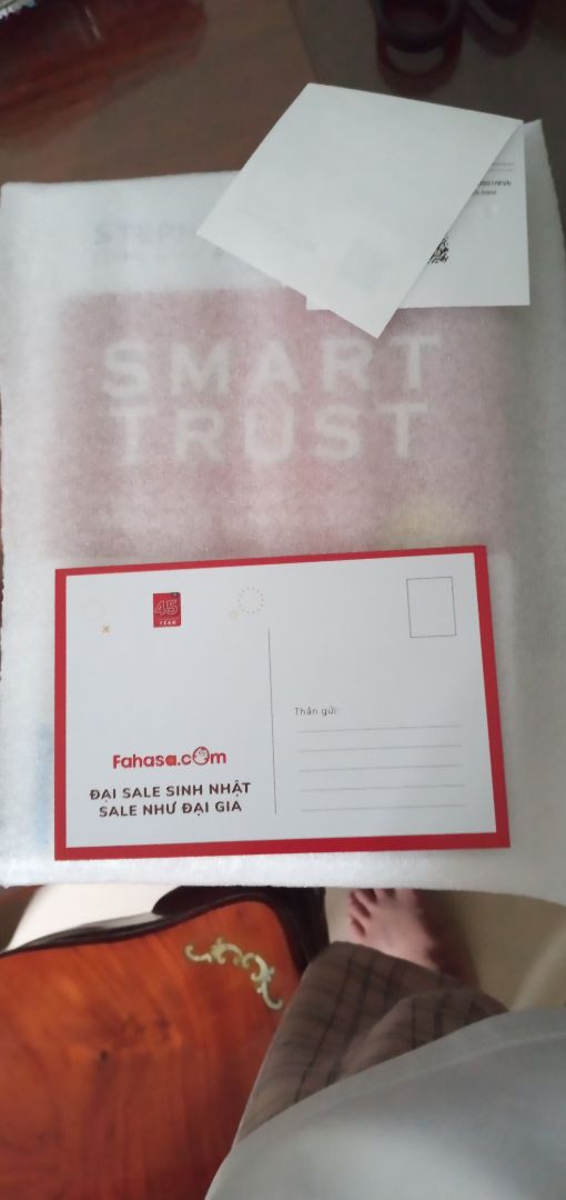 Sách được đóng gói cẩn thận, kín đáo.
Giao hàng nhanh, shipper nhiệt tình.
Bìa sách được bọc nhựa kĩ càng. Bên ngoài sách có miếng muốt bọc lại nên rất yên tâm.
Vì đặt sách với Fahasa nên có bonus một tấm thiệp rất cưng và có hóa đơn rõ ràng, uy tín.
Chữ in rõ ràng, nội dung hay, còn là bìa cứng nên mát lòng ghê.