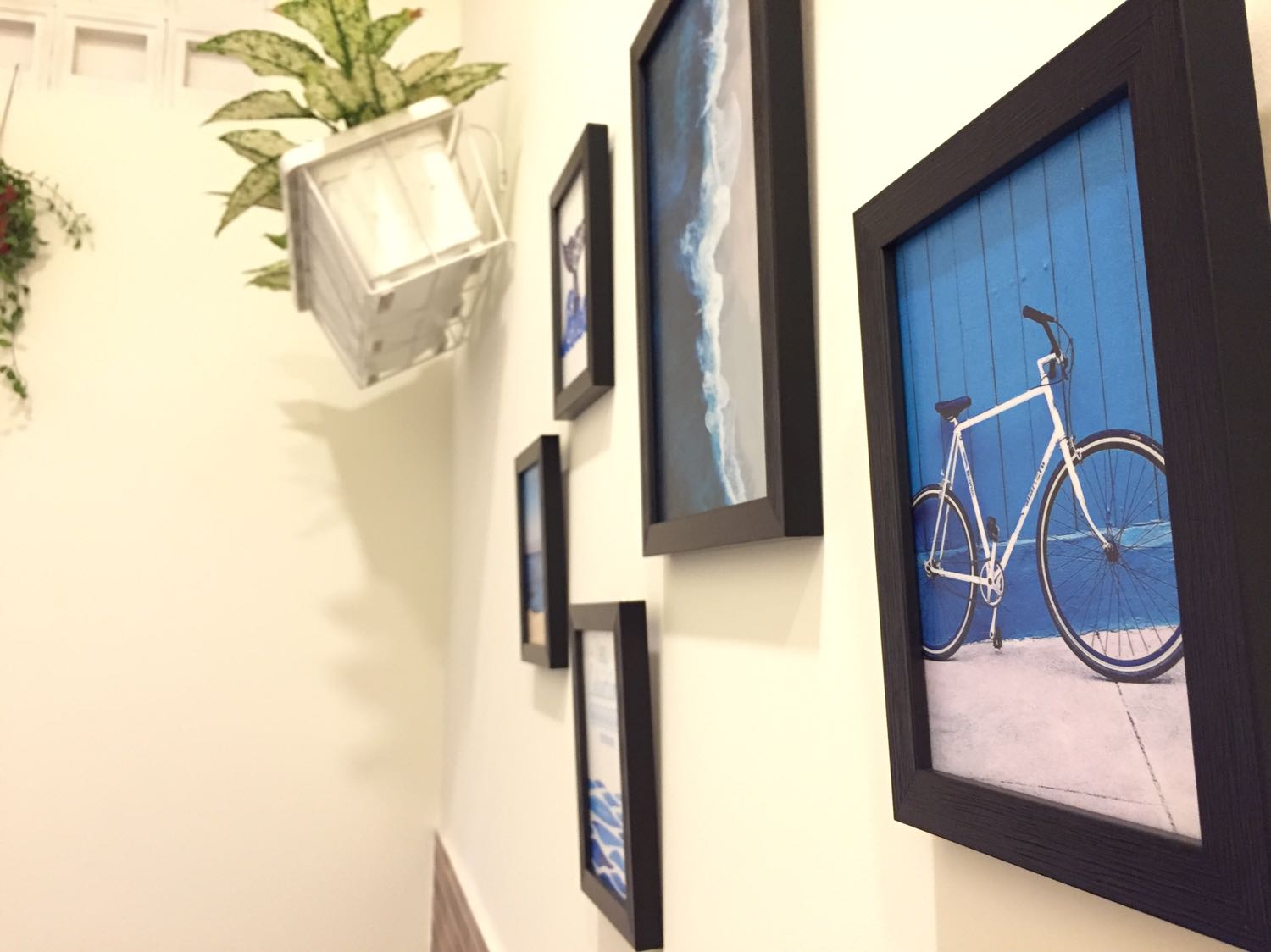 Tiki đóng gói rất kỹ. Tranh đẹp, chất liệu này dễ lau chùi, màu sắc đẹp. Rất hài lòng về chất lượng và giá cả.